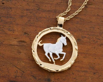 Colgante de caballo con moneda liberiana tallada a mano: chapado en oro de 14 quilates y rodio