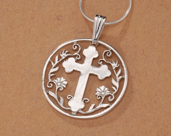 Handskuret korshänge i sterlingsilver: Blommig religiös medaljong