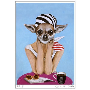 Può includere: Un dipinto di un chihuahua che indossa un cappello a righe e una sciarpa rosso e bianca, seduto a un tavolo con un libro e una tazza di caffè. La tazza di caffè ha il testo "Keep Calm and Drink Coffee". Il dipinto è intitolato "Coco de Paris" ed è firmato "2019".