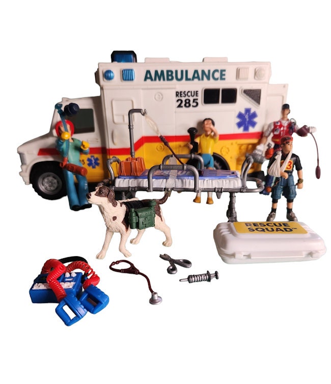 Ambulance jouet vintage comprenant plusieurs accessoires -  France