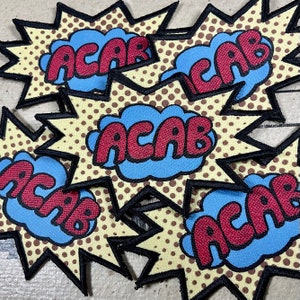 Op de afbeelding: Vijf gele en bruine patches met zwarte contouren. Elke patch heeft een blauwe en rode spraakballon met de tekst "ACAB" in rode letters.