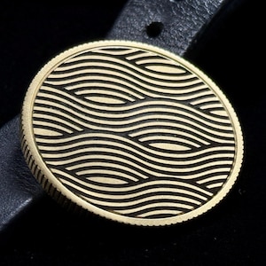 Messing zorgmunt | Japans golfpatroon | Lasergegraveerd | Diepe textuur | Geribbelde rand | Haptic Fidget-bureauspeelgoed | 40 mm