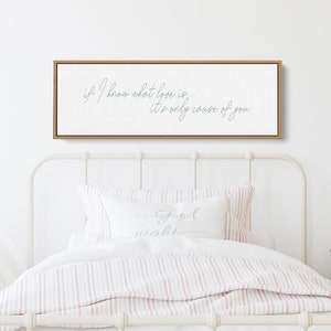 Pu&ograve; includere: Una stampa su tela bianca con cornice in legno, che presenta il testo "if I know what love is... it's only cause of you" in un carattere corsivo blu chiaro.