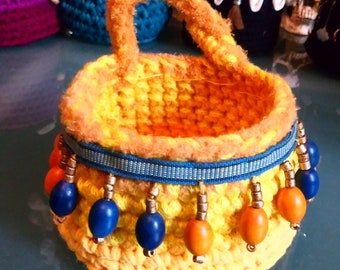 Petit panier jaune décoré de perles en bois bleu et jaune, réalisé au crochet