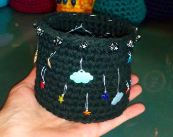 Petit panier noir avec breloques émaillées nuage et étoiles réalisé au crochet