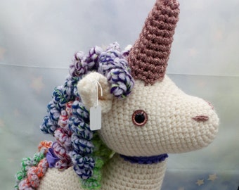 Grande licorne arc en ciel et beige au crochet