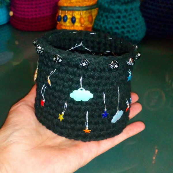 Petit panier noir avec breloques émaillées nuage et étoiles réalisé au crochet