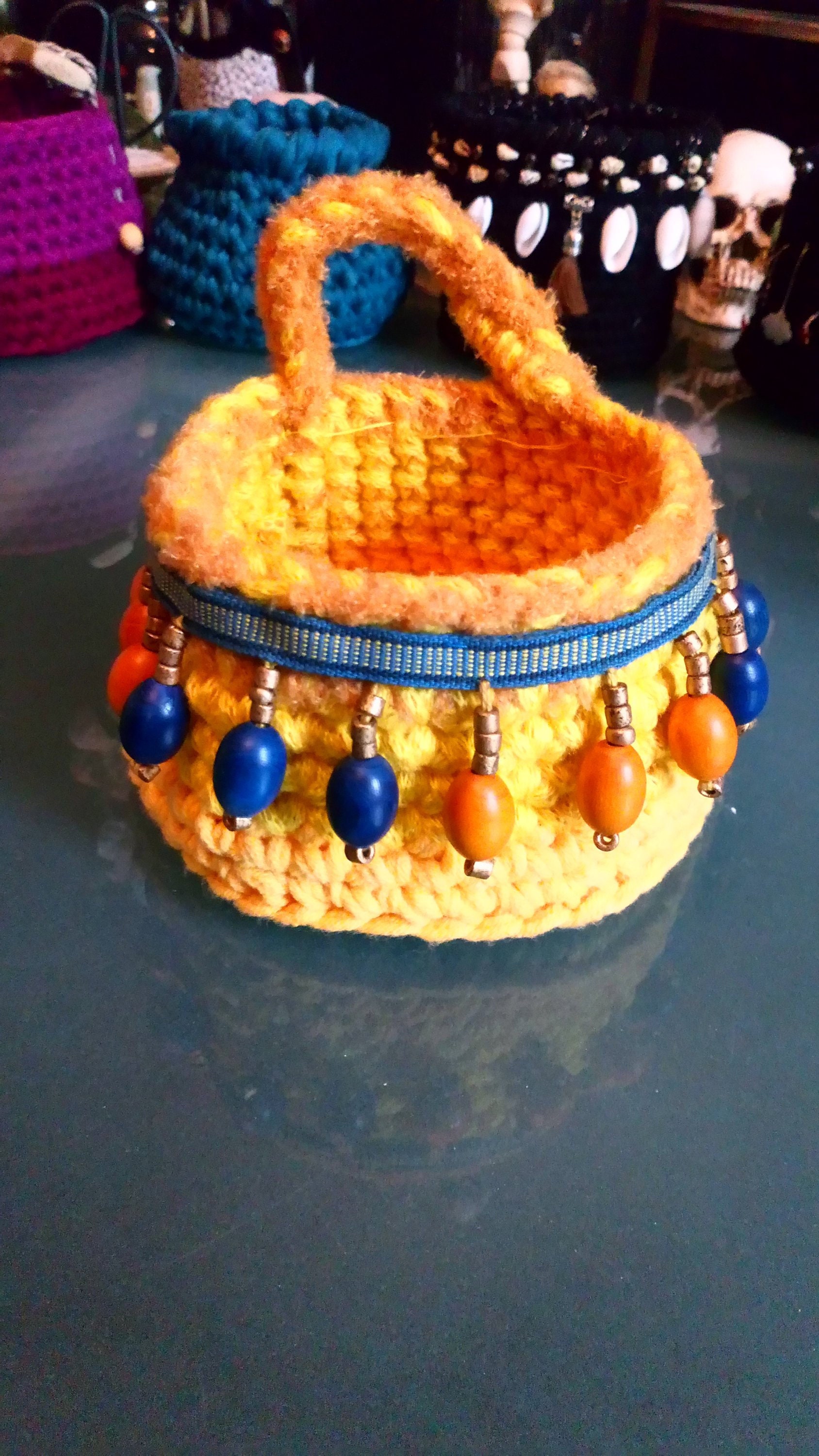 Petit Panier Jaune Décoré de Perles en Bois Bleu et Jaune, Réalisé Au Crochet