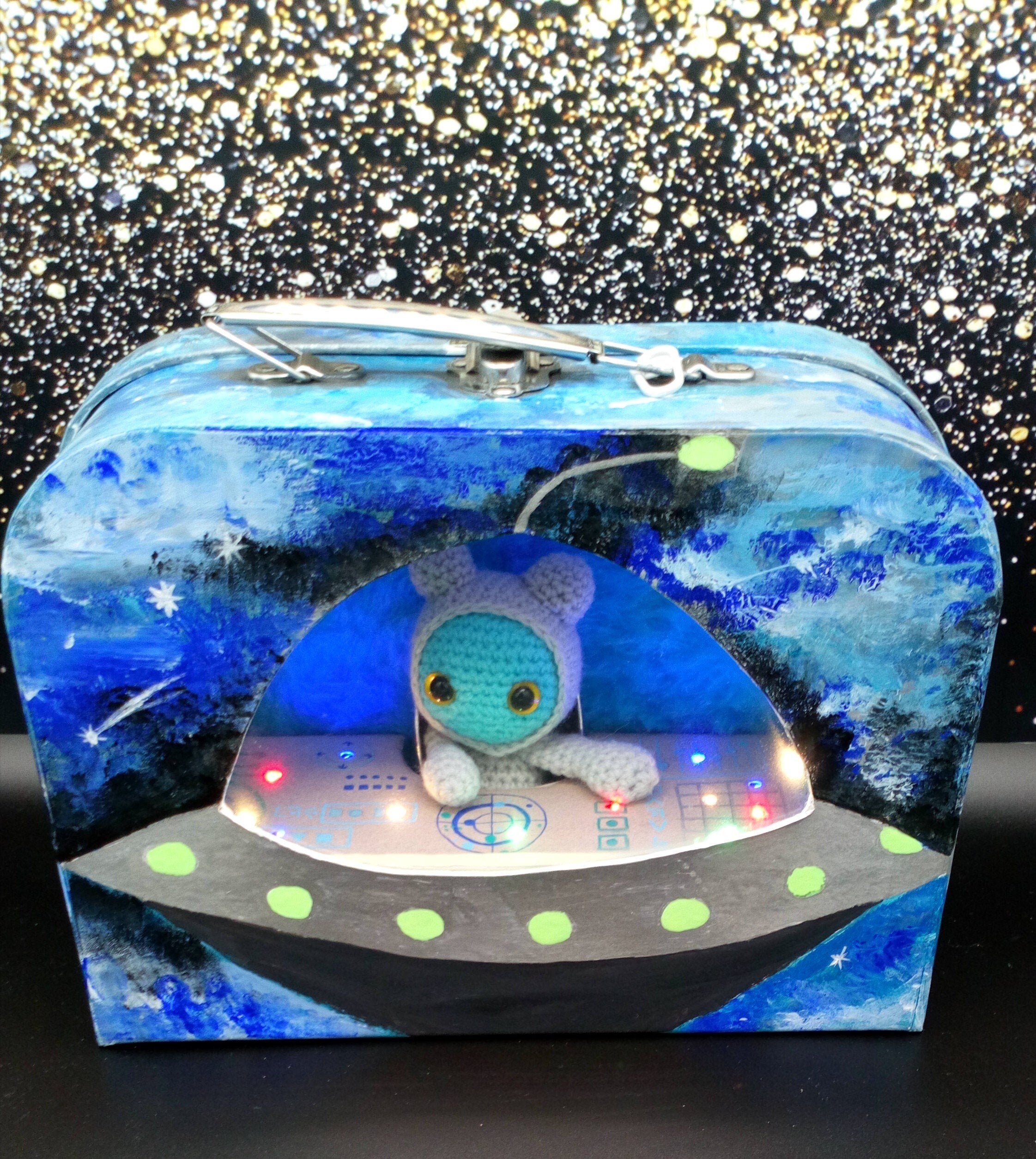 Extra Terrestre Dans Sa Valise Soucoupe Volante