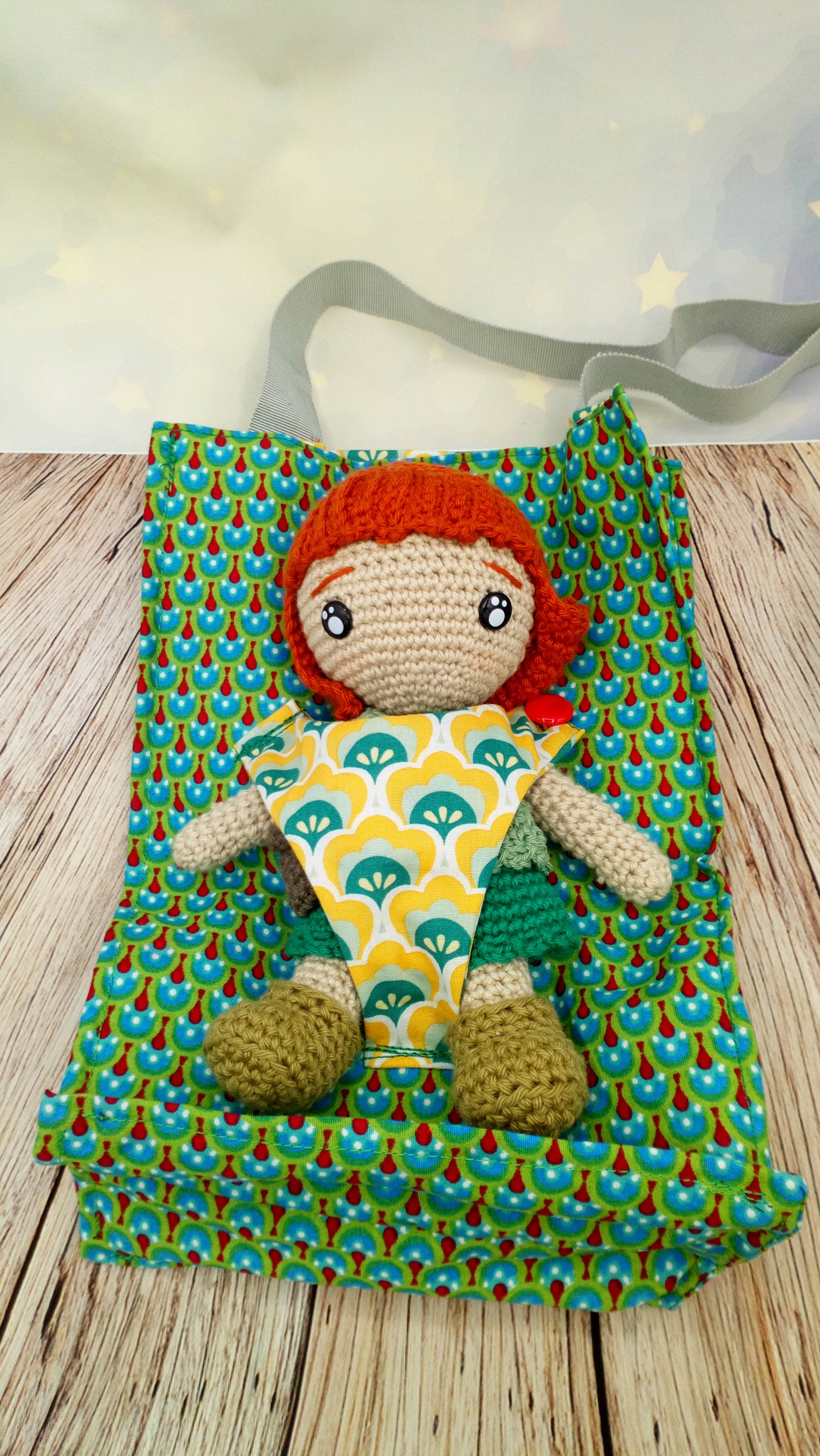 Petite Poupée Rousse et Son Sac de Transport