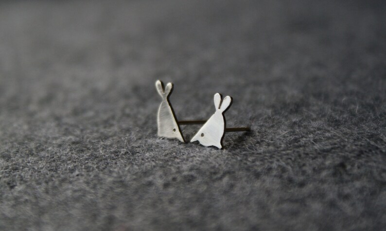 Pecking bird silver studs image 1