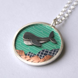 Diving whale necklace image 3