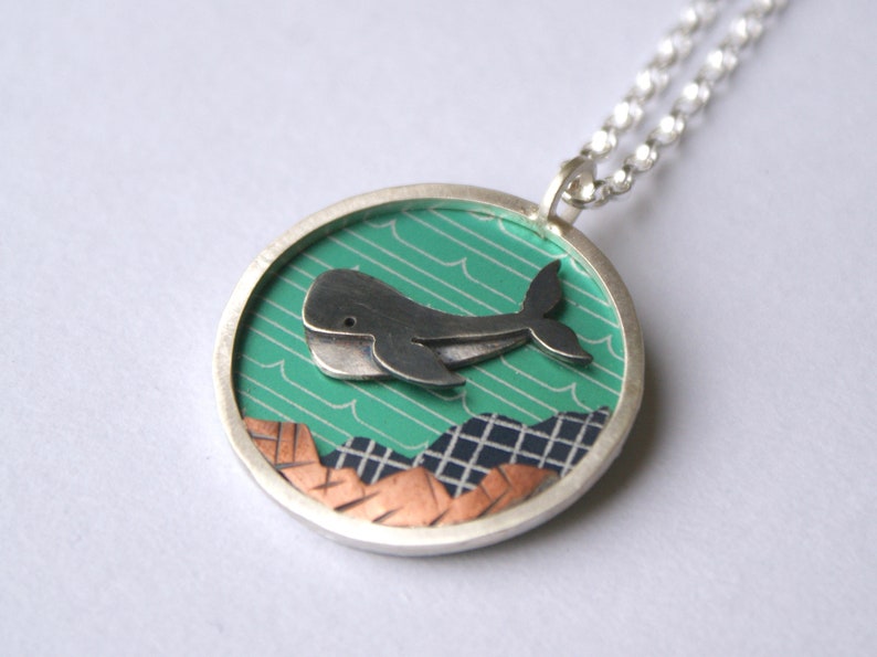 Diving whale necklace image 3