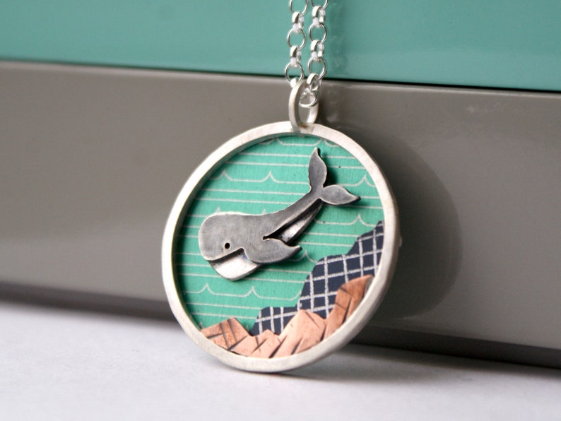 Diving whale necklace image 2