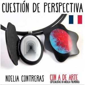 Puede incluir: Un collar negro con dos colgantes. Uno es un medallón ovalado con un diseño de túnel en escala de grises. El otro es un colgante negro en forma de flor con pintura roja y azul. El texto "CUESTIÓN DE PERSPECTIVA" está en la parte superior.