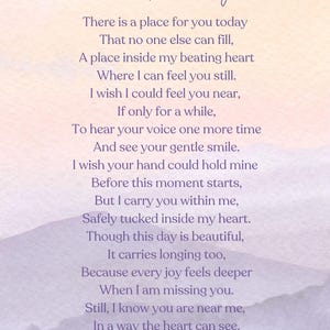 Puede incluir: Una impresión rectangular con un fondo de acuarela suave en tonos melocotón y lavanda. El texto dice: With Me Today, seguido de un poema sobre el recuerdo y el amor, escrito en una elegante fuente con serifa de color morado oscuro.