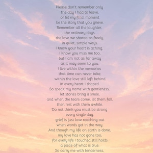 Puede incluir: Una impresión conmemorativa con el poema I am Still Near en texto negro centrado sobre un fondo de atardecer en tonos pastel suaves con matices de rosa, naranja y azul claro. El poema ofrece palabras de consuelo y recuerdo para quienes sufren.