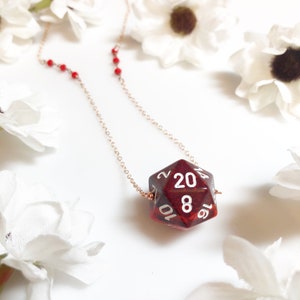 Rose Gold rot und Burgund D20 Halskette • 18-20&quot; lange Rose Gold gefüllt • RPG DnD Schmuck