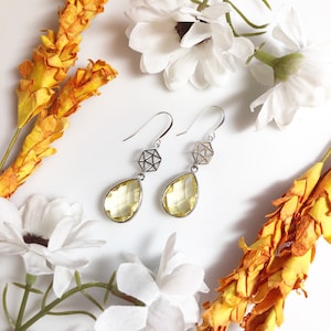Soft Lemon Yellow D20 Drop Earrings • Silver Dice Earrings • Yellow D20 Dangle Earrings • Dungeons and Dragons Earrings • Dungeon Master
