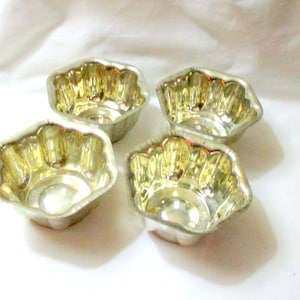 Kaiser Individual Tins Made in Germany Fluted Tins Set of 8(694)   (694)   gelatin molds