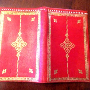 Cartera de piel roja cosida a mano, de dos hojas, con relieve 22C, fabricada en Marruecos
