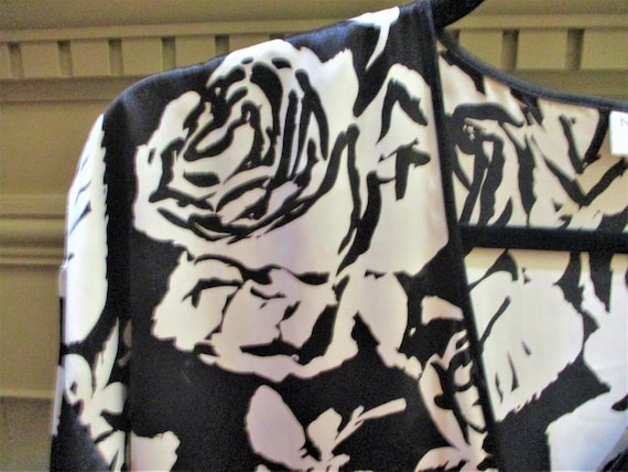Natori Classics Caftan White Roses on Black Backg… - image 1