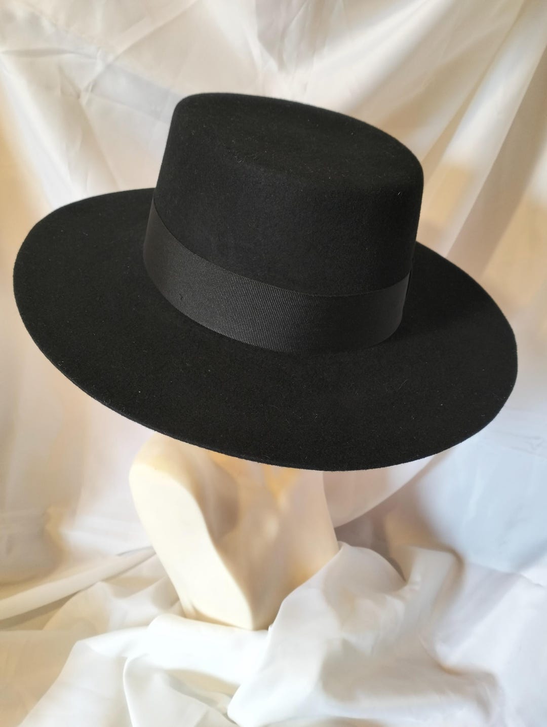 Short Brim Hat With Wrapped Detail - Black