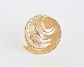 CROWN TRIFARI Golden Wave Swirl Brooch