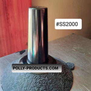 Könnte beinhalten: Ein schwarzer, zylindrischer Flaschenverschluss mit einem strukturierten, schwarzen Sockel. Der Sockel trägt den Text "POLLY-PRODUCTS.COM". Der Verschluss hat ein Etikett mit dem Text "#SS2000".
