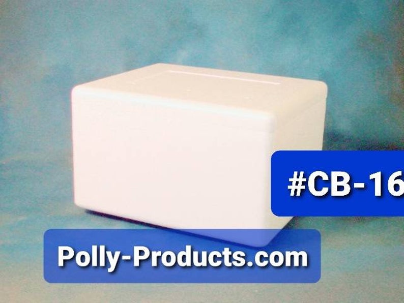 Op de afbeelding: Een witte styropor koeler met de tekst #CB-16 en de website Polly-Products.com.
