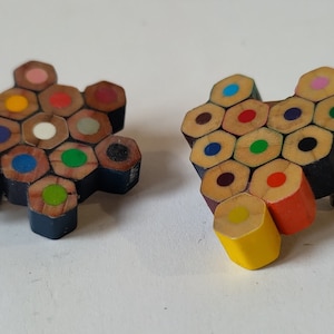 étoile/broche coeur/crayons de couleur recyclés/accessoire de style géométrique/hexagones, points et motifs en nid d'abeille/artisanat contemporain image 1