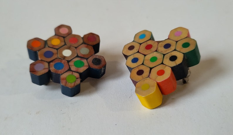 étoile/broche coeur/crayons de couleur recyclés/accessoire de style géométrique/hexagones, points et motifs en nid d'abeille/artisanat contemporain image 1