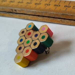 étoile/broche coeur/crayons de couleur recyclés/accessoire de style géométrique/hexagones, points et motifs en nid d'abeille/artisanat contemporain image 2