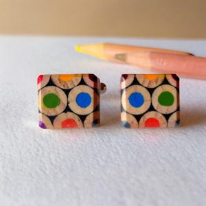 kleurrijke vierkante potloodmanchetknopen, handgemaakt met gerecyclede kleurpotloden van Derwent-kunstenaarskwaliteit en geüpcycled eikenhout