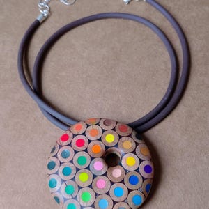 Modernt runt flerfärgat halsband - Återvunnet geometriskt handgjort hänge - Återvunna smycken - Slow Fashion