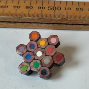 étoile/broche coeur/crayons de couleur recyclés/accessoire de style géométrique/hexagones, points et motifs en nid d'abeille/artisanat contemporain image 4