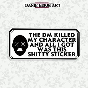 Puede incluir: Una pegatina en blanco y negro con el texto "THE DM KILLED MY CHARACTER AND ALL I GOT WAS THIS SHITTY STICKER." La pegatina presenta un gráfico de cara triste y las palabras "DANIE LEIGH ART" en la parte superior.