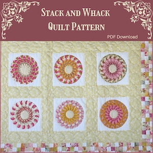 Puede incluir: Un patrón de colcha con un diseño de apilamiento y golpeo con seis motivos circulares en telas rosa, amarilla y verde. El patrón está sobre un fondo amarillo con un borde blanco y un borde rosa, blanco y verde en la parte inferior. El texto "STACK AND WHACK QUILT PATTERN" está en la parte superior de la imagen, y "PDF Download" está en la parte inferior derecha.