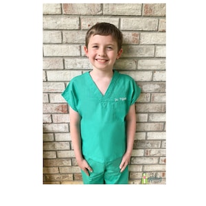 Camici monogrammati per bambini, set di camici per bambini, camici per neonati, camici per bambini piccoli, camici medici per medici e infermieri, vestito da fratello maggiore, vestito da sorella maggiore