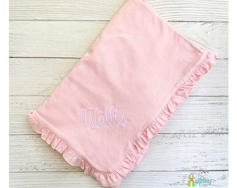 Monogramowany różowy kocyk dla niemowląt z falbanką, spersonalizowany prezent dla dziewczynki, prezent na baby shower, miękka bawełna, kocyk dla niemowląt i noworodków, narzuta na pościel dla dzieci