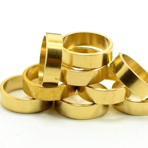 Puede incluir: Un conjunto de anillos de metal de color dorado, probablemente para una bicicleta.