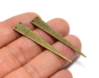 Könnte beinhalten: Zwei goldfarbene, dreieckige Ohrring-Findings aus Metall mit zwei Löchern oben.