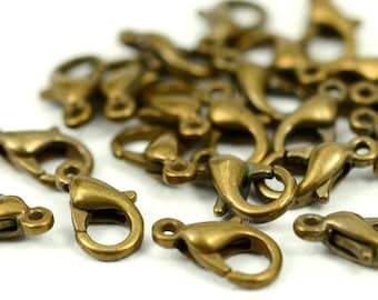 Puede incluir: Un montón de cierres de langosta de metal dorado antiguo. Estos cierres se utilizan comúnmente para la fabricación de joyas y la artesanía.