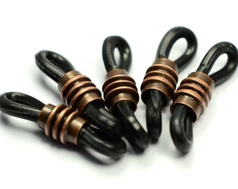Puede incluir: Cinco extremos de cordón negros con puntas metálicas de color cobre. Los extremos del cordón tienen un bucle en la parte superior y están diseñados para usarse para sujetar a gafas u otros artículos.