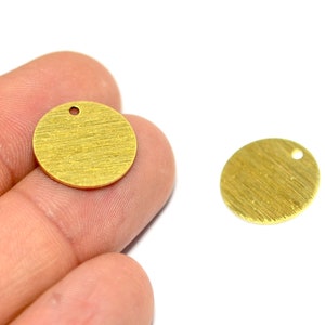 真鍮テクスチャーラウンドディスク、0.8 x 16 mm ラウンドテクスチャー 1 穴ラウンドディスクファインディング MT22