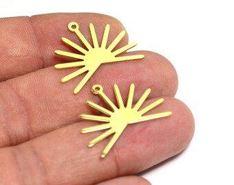 Könnte beinhalten: Zwei goldfarbene Metall-Sonnenstrahl-Anhänger mit einem Loch oben zum Anbringen an Schmuck oder anderen Bastelarbeiten.