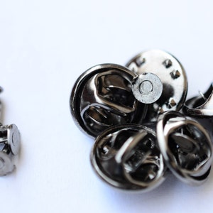 250 Pcs Gunmetal  5 mm Base Round Brooch Pin Back , Rosette ,Badge Pendants