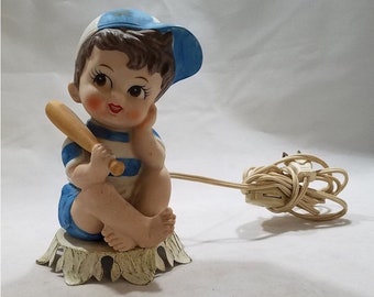 Kleiner Junge Baseball-Hut und Baseballschläger Keramik Kinderzimmer Lampe Baby Zimmer Vintage 1950er Jahre Tisch Nachtlicht Made In Japan