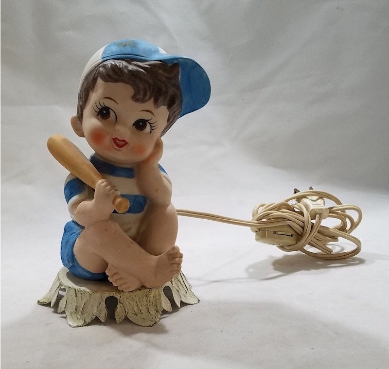 casquette de baseball et batte pour petit garçon, lampe chambre bébé en céramique bébé, veilleuse table vintage des années 1950 fabriquée au japon