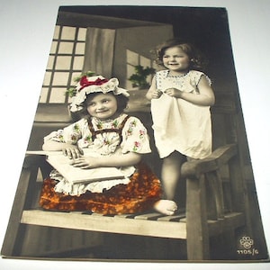 RPPC Sweet Little Sister Girls Happy In Nightgowns Carte postale Real Photo 1910 Utilisé Bruxelles Belgique